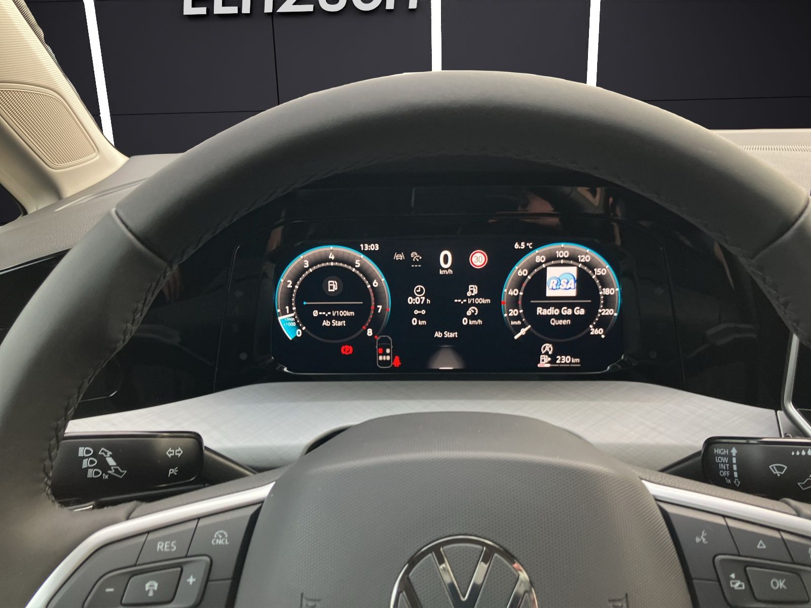 Fahrzeugabbildung Volkswagen Golf VIII Variant Life TSI LED ACC AHK SH HuD Re
