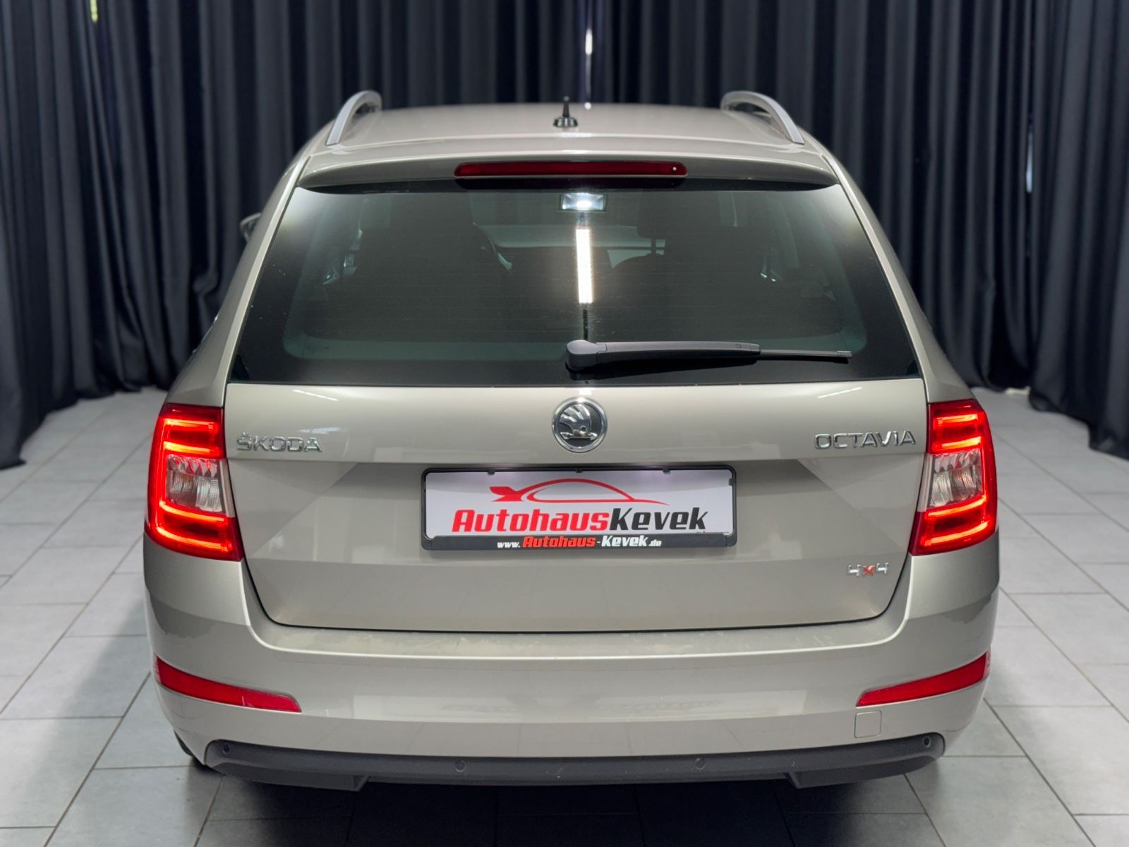 Fahrzeugabbildung SKODA Octavia Combi Elegance 4x4|NAVI|XENON|AHK|