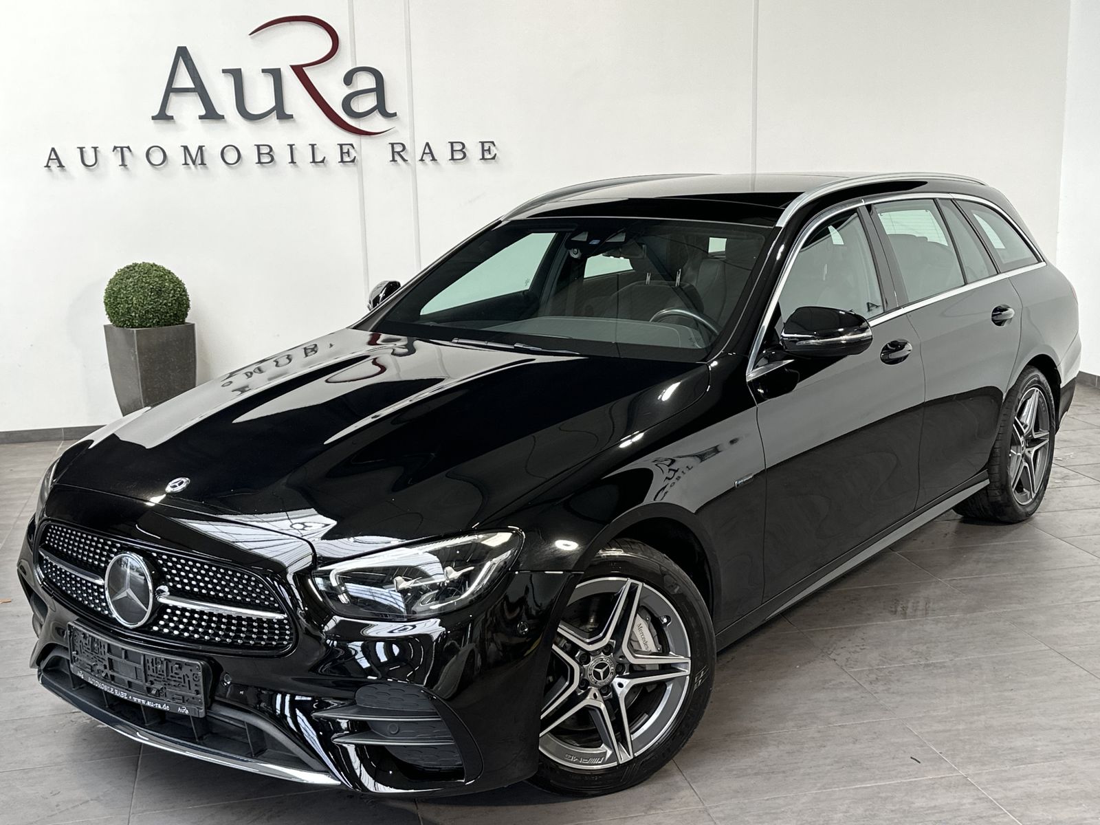 Fahrzeugabbildung Mercedes-Benz E 300de T AMG-Line NAV+LED+PANO+DISTRONIC+WIDE