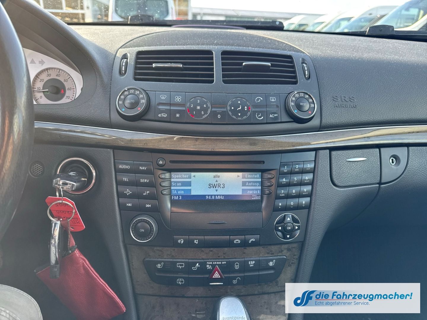 Fahrzeugabbildung Mercedes-Benz E 240 Navi Bi-Xenon Klimaautom e-Sitze *EXPORT