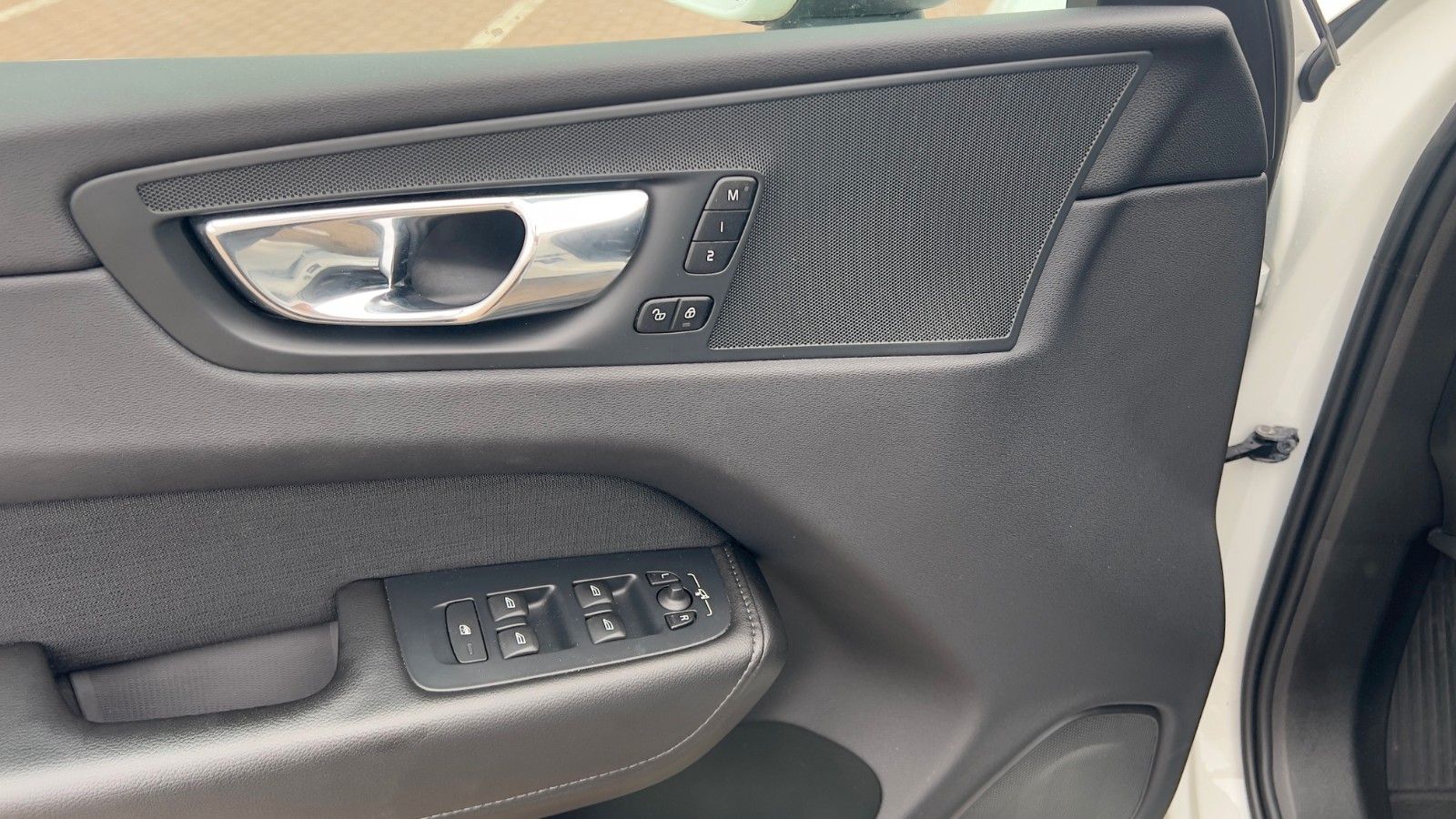 Fahrzeugabbildung Volvo XC60 T8 AWD *LUFT*STHZG*AHK*4x Sitzhzg*22Zoll*