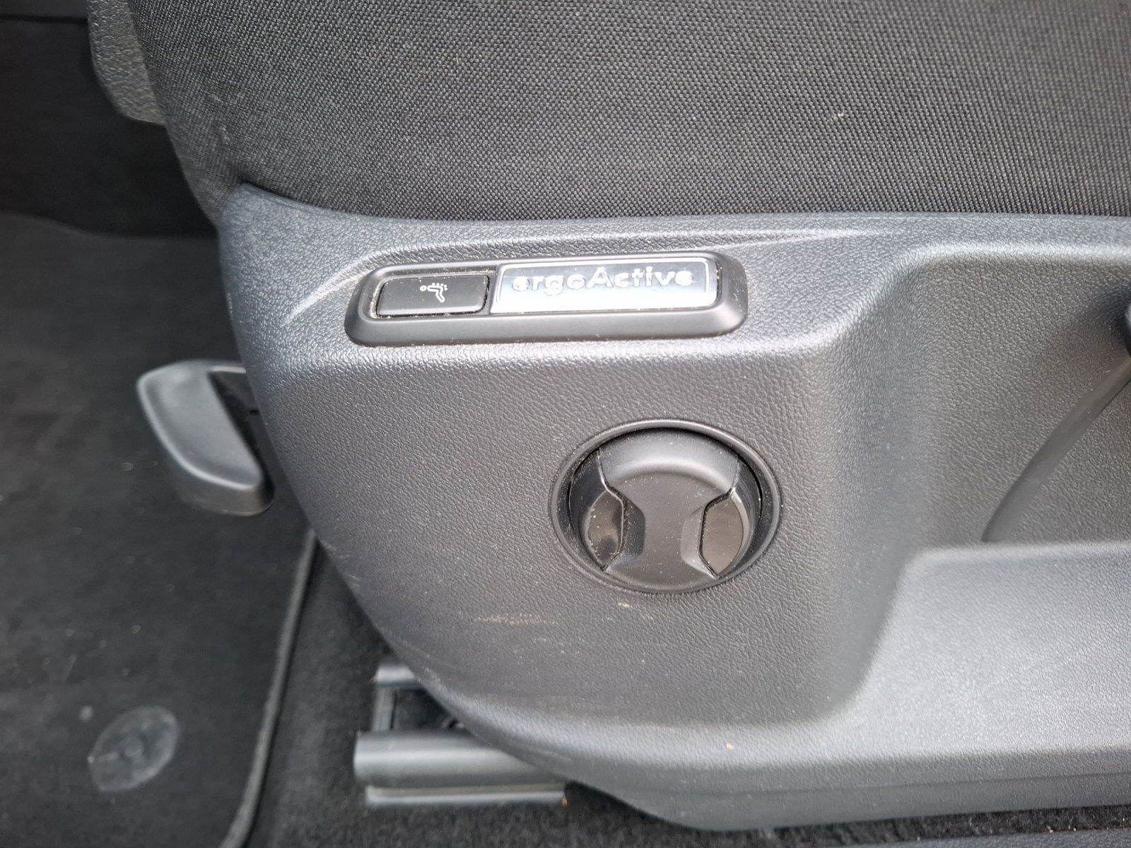 Fahrzeugabbildung Volkswagen Tiguan TDI Life DSG 4M Standhzg Matrix Navi ACC