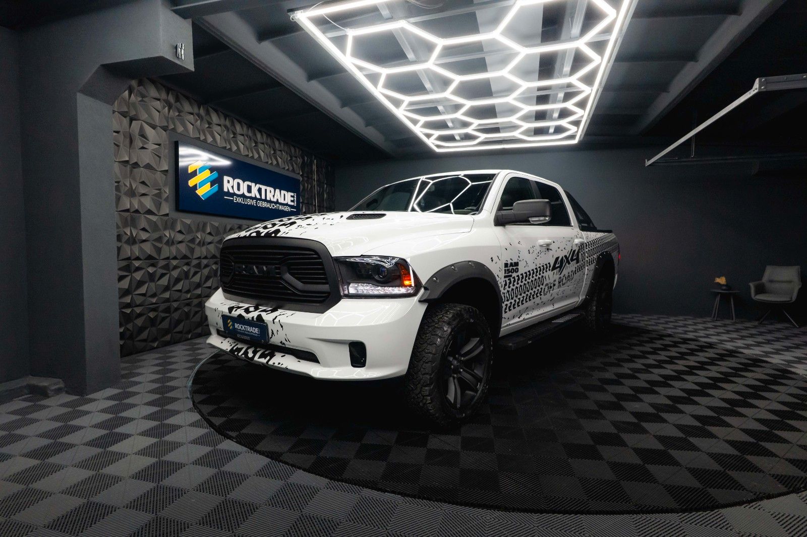 Fahrzeugabbildung Dodge RAM 5.7 V8 HEMI 4x4 OFFROAD Night-Paket *LED*AHK