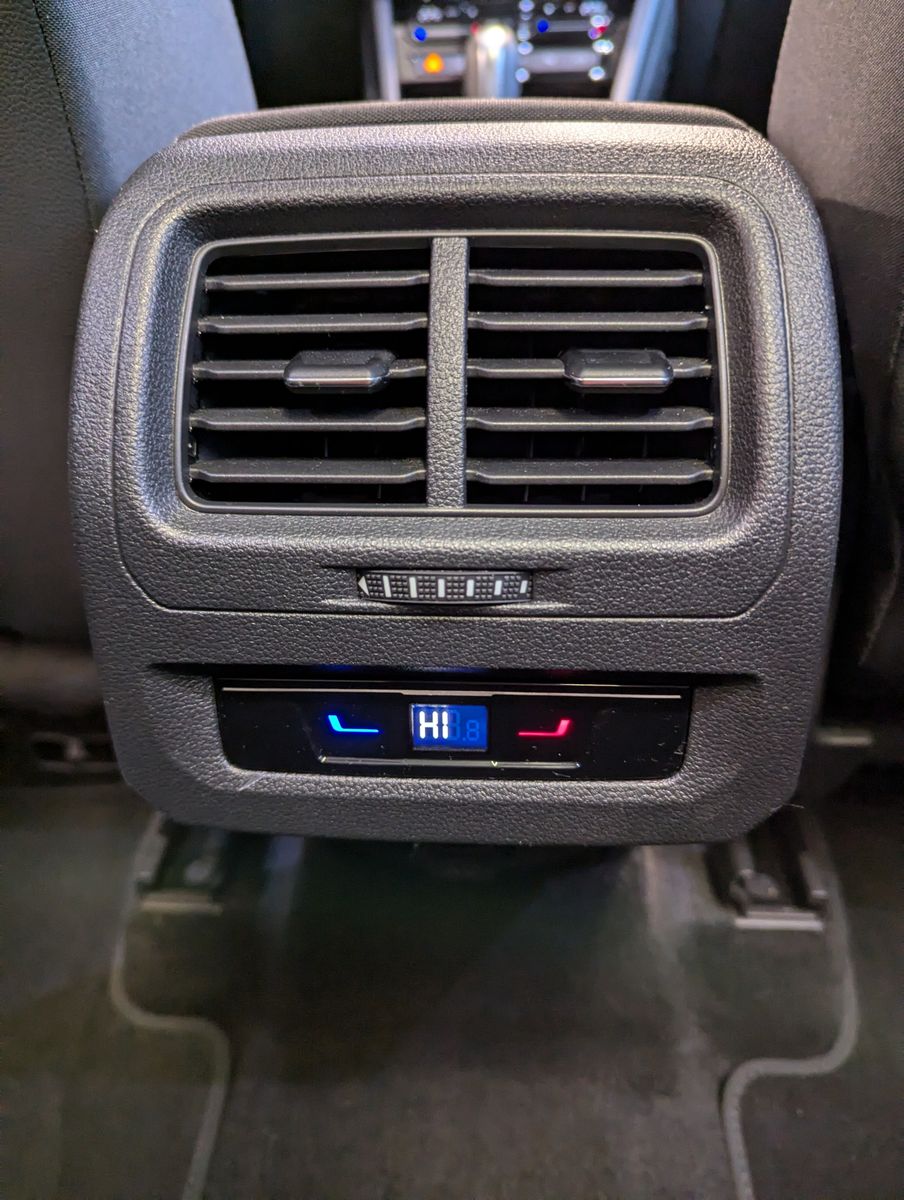 VW Touran 2.0 DSG R-Line High. Pano 7-Si IQ.Dri AHK - Image 32