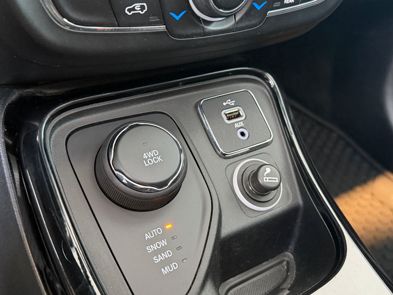 Fahrzeugabbildung Jeep Compass Limited 4WD /PANO/SHZ/L-HEIZ/PDC