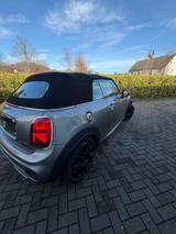 MINI John Cooper Works Cabrio John Cooper Works - silberne MINI John Cooper Works Cabrio