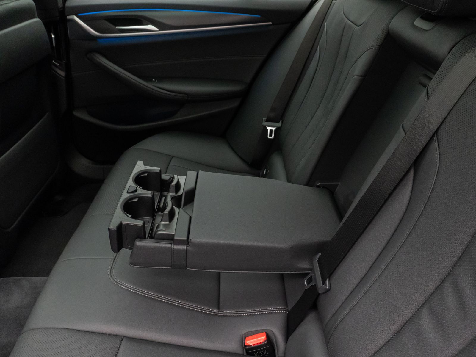 Fahrzeugabbildung BMW 530e M Sport Panorama Kamera DAB HiFi Alarm LED