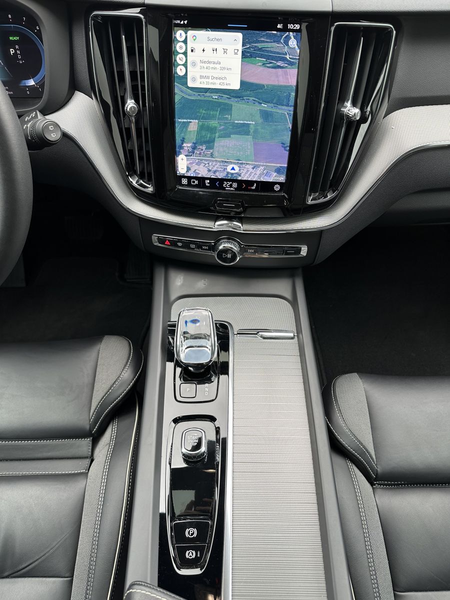Fahrzeugabbildung Volvo XC60 T6 Plus Dark AT AWD NAV+LED+ACC+360°+PANO