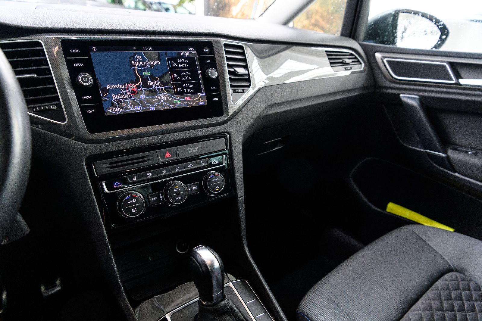 Fahrzeugabbildung Volkswagen Golf Sportsvan+LED+AHK+GJR+SHZ+NAVI+KAMERA