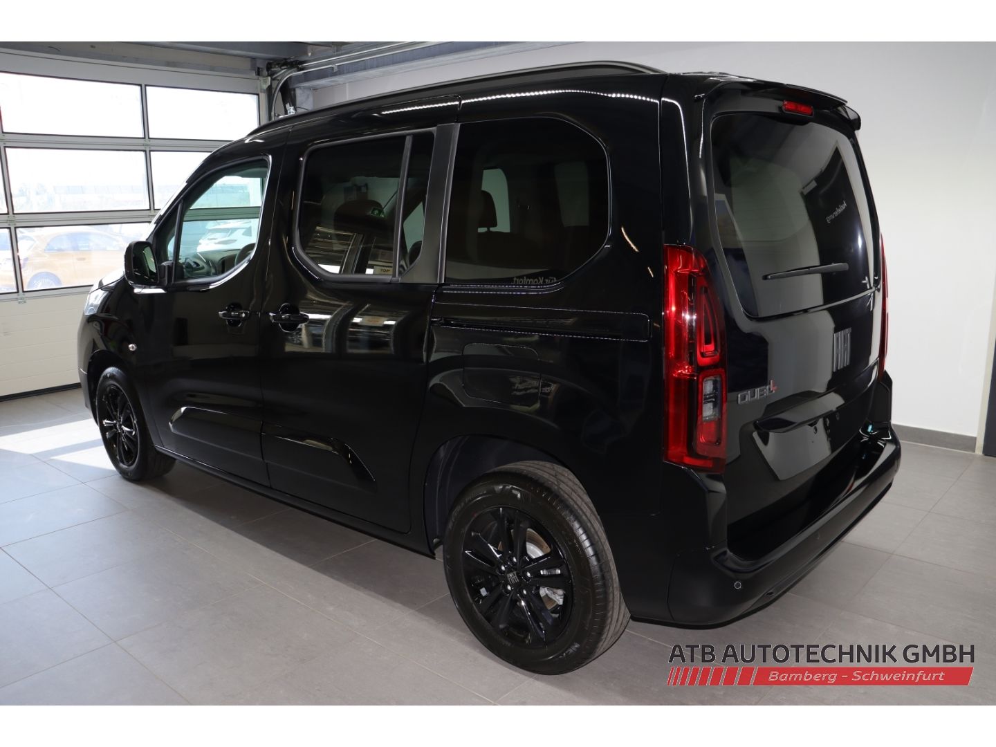 Fahrzeugabbildung Fiat Qubo -L 5-Sitzer ICON 50kWh 136PS Apple CarPlay
