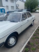Mercedes-Benz E 230 Oldtimer w123 - Mercedes-Benz E 230 mit Benzin-Antrieb