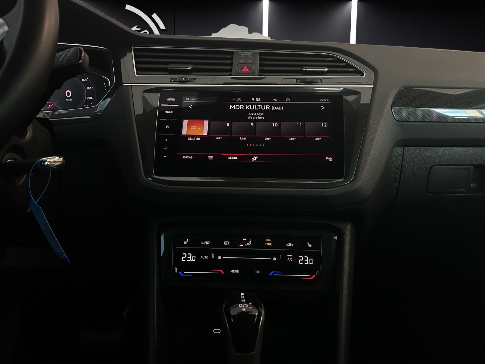 Fahrzeugabbildung Volkswagen Tiguan TDI Elegance DSG 4Mo Matrix AHK Navi AIF´