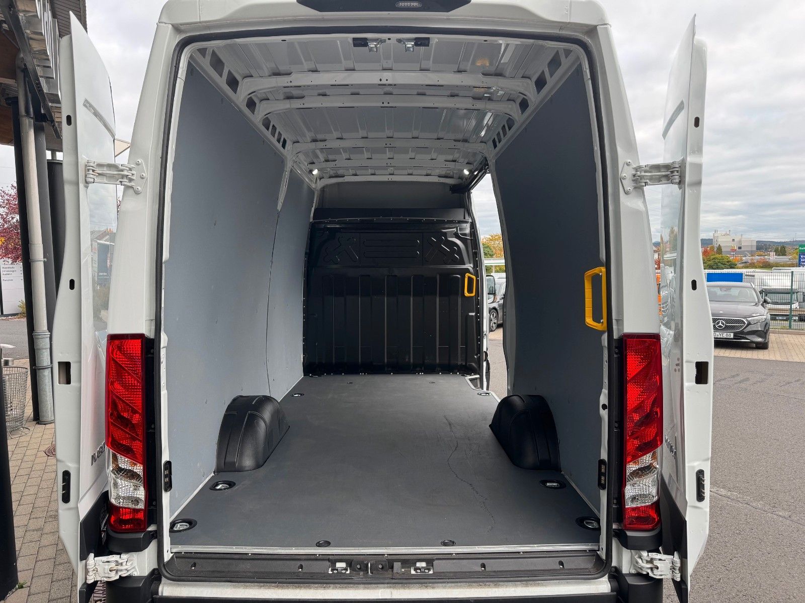 Fahrzeugabbildung Iveco Daily 35S16 A8 *R3.520mm*Automatik*AHK*ACC*