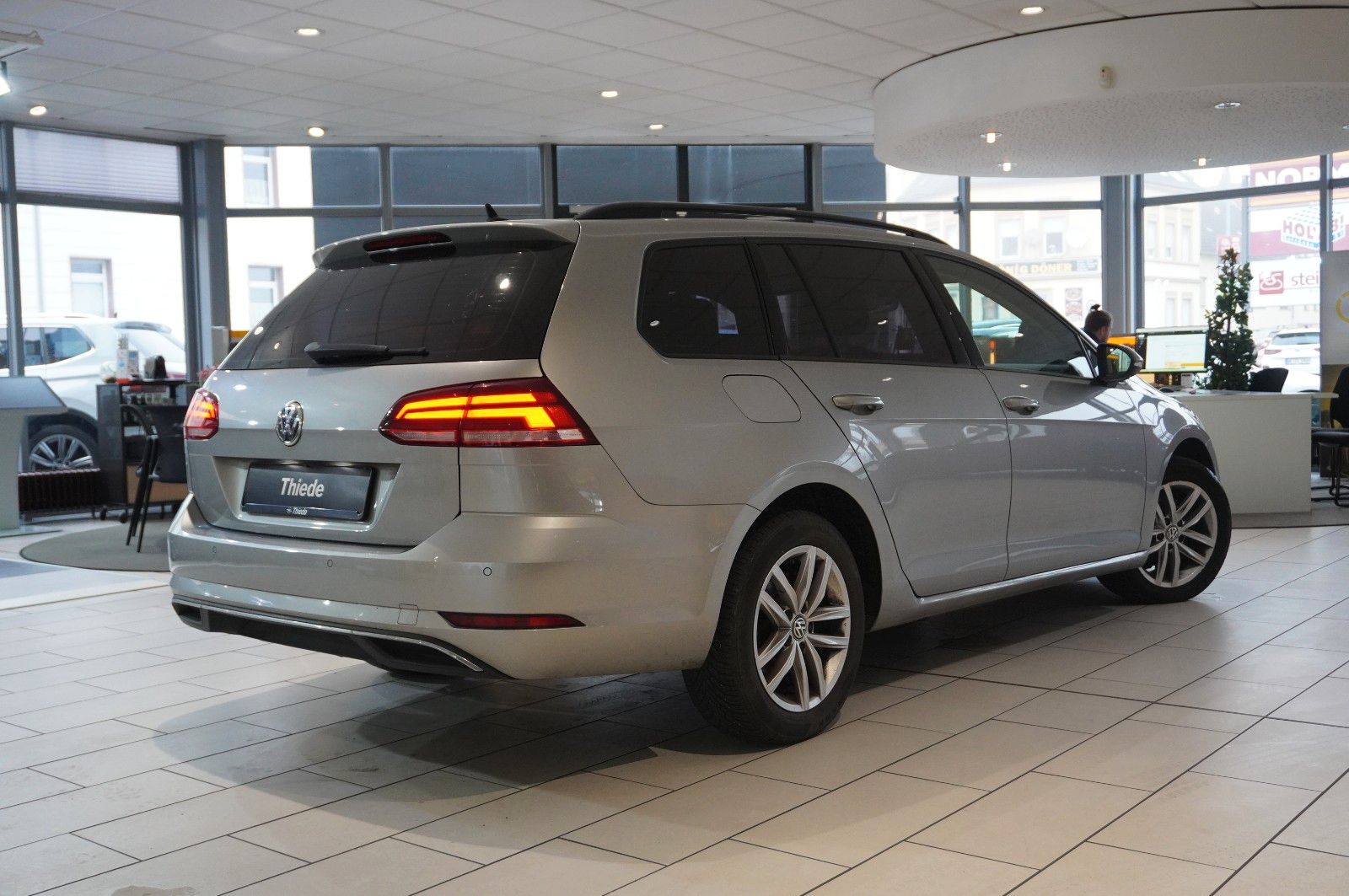 Fahrzeugabbildung Volkswagen Golf VII VARI. 1.6 TDI COMOFRT. DSG NAVI/LED/SHZ