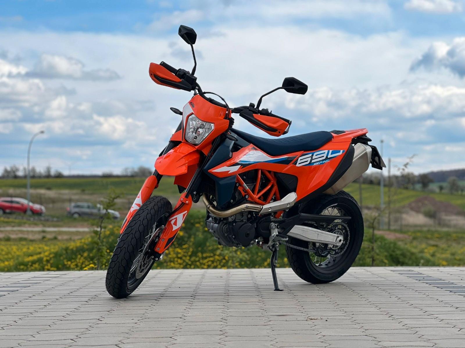 KTM 690 SMC R Supermoto MY 2024 LAGER
