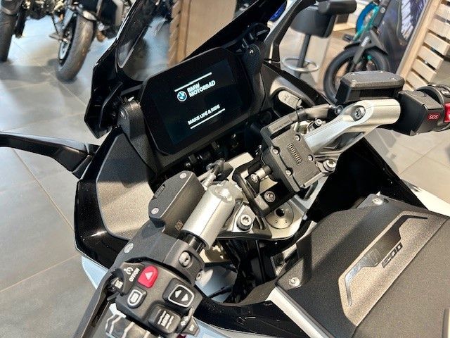 Fahrzeugabbildung BMW R 1300 RS Performance, Akra, wenig Km