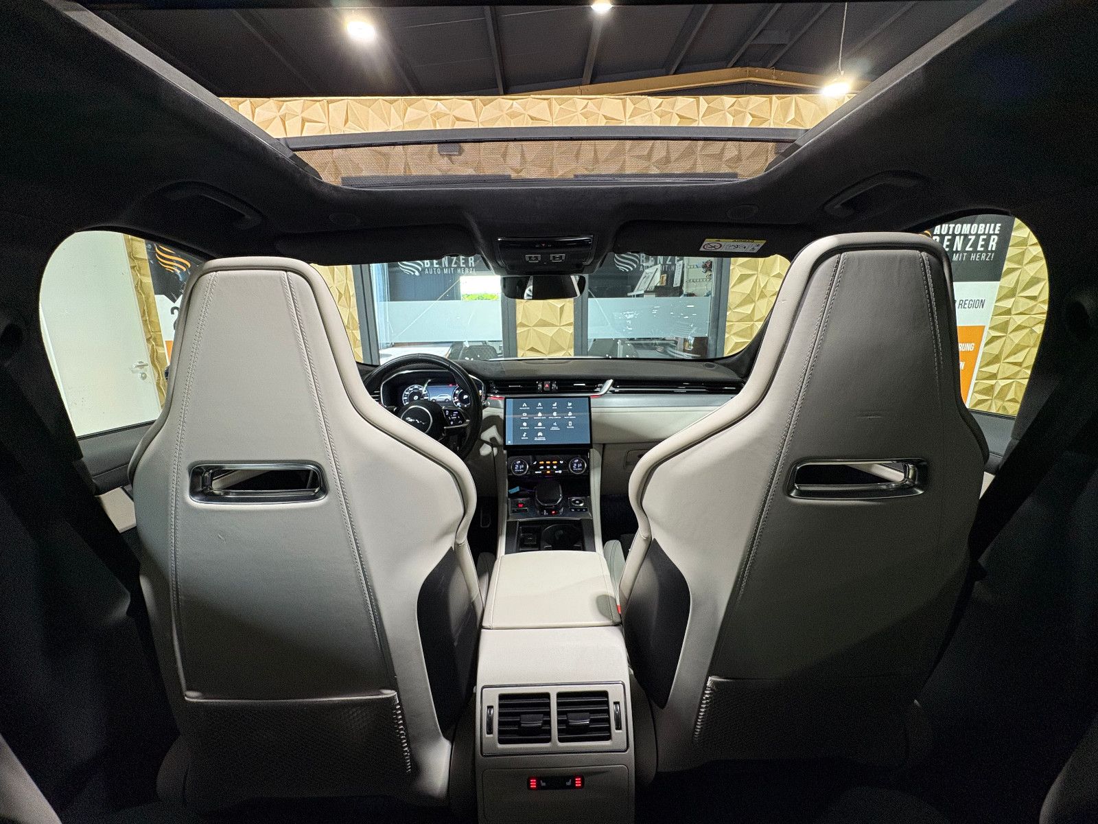 Fahrzeugabbildung Jaguar F-PACE SVR AWD/PANO/360°/APPLE/ACC/AMBIENTE/SHZ
