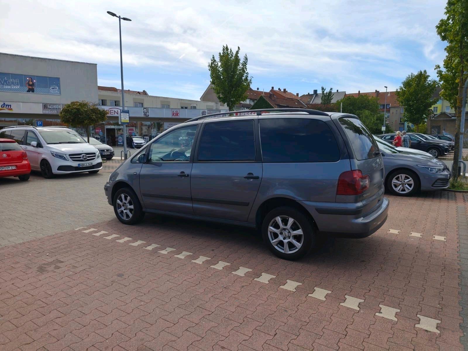 Volkswagen Sharan 2010 — rear view