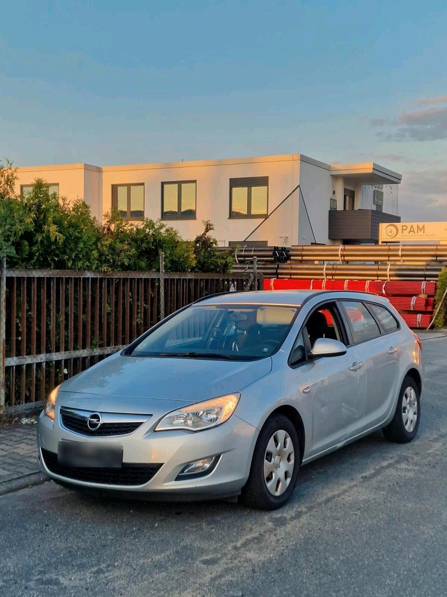 Opel Astra 2011 — вигляд ззаду