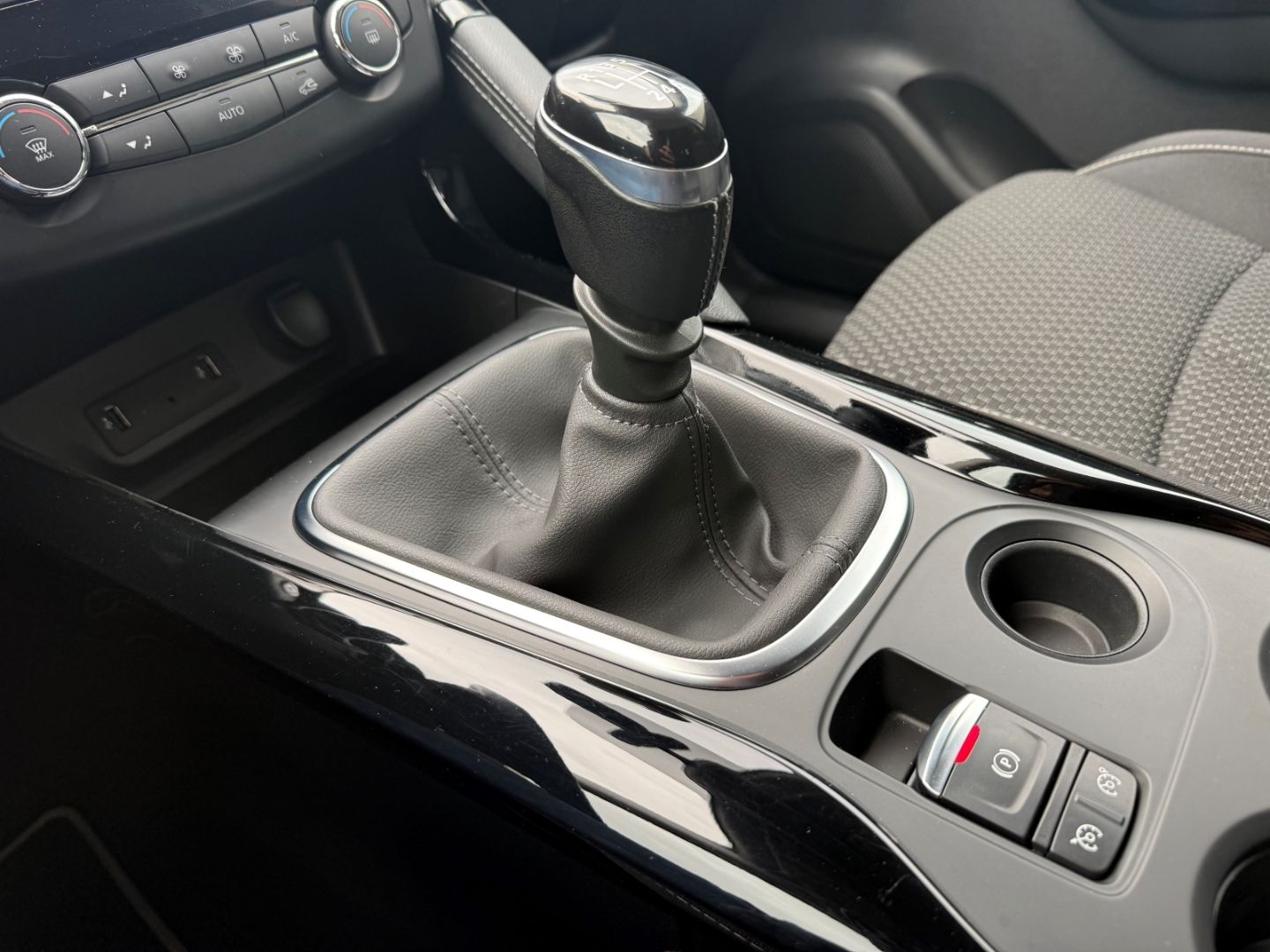 Fahrzeugabbildung Renault Kadjar Experience AHK CarPlay Temp klima Keyless