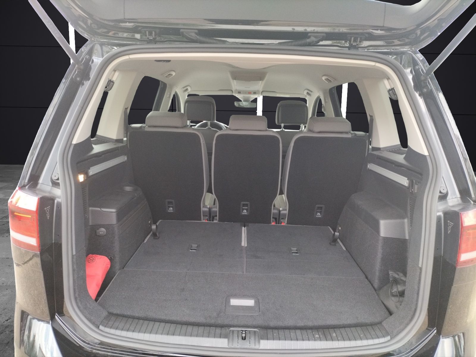 Fahrzeugabbildung Volkswagen Touran TDI Highline DSG LED AHK Navi AID ACC RFK