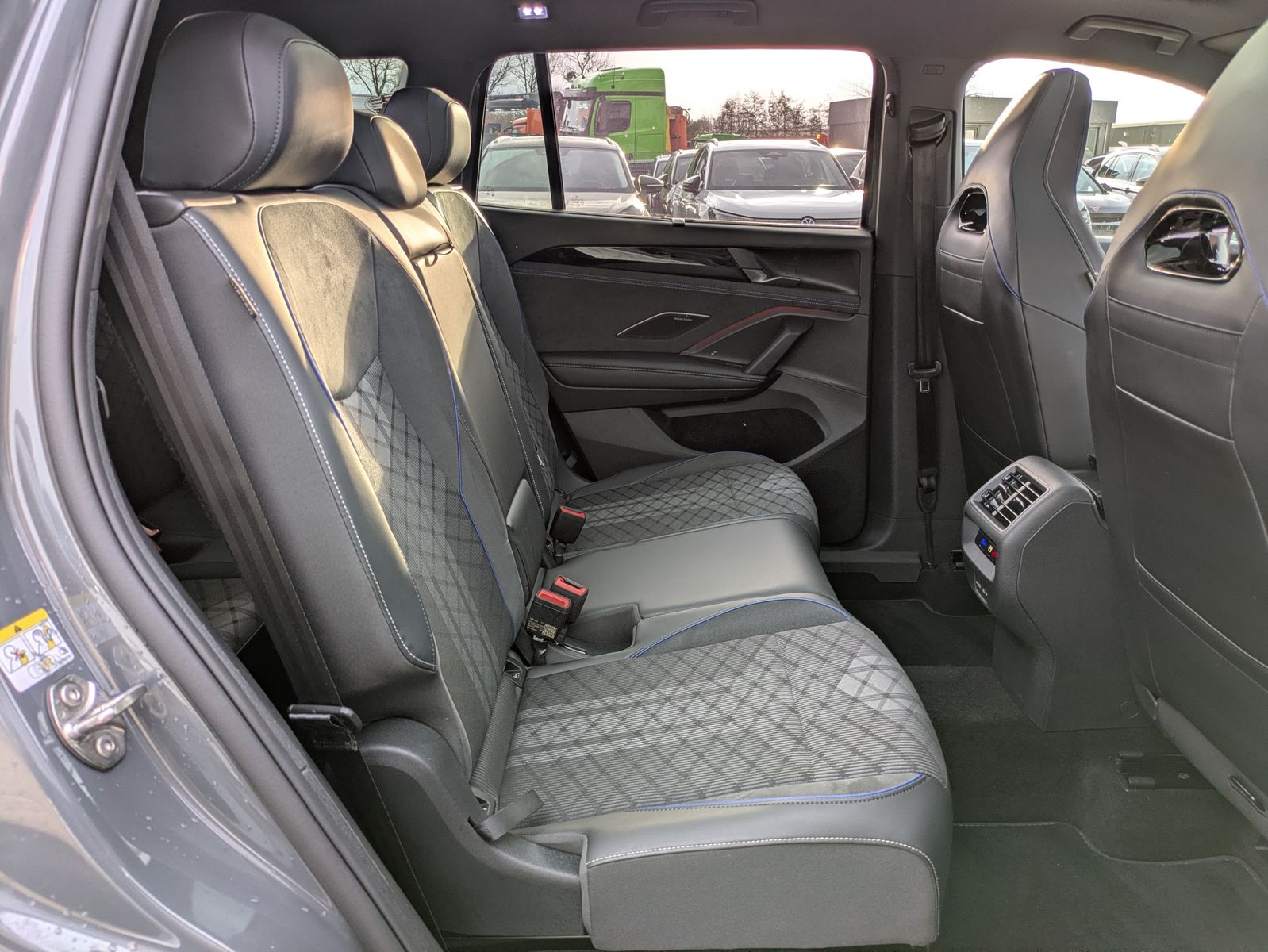 Fahrzeugabbildung Volkswagen Tayron 2.0 TDI 4M R-Line BLACK*7Si*MATRIX*PANO