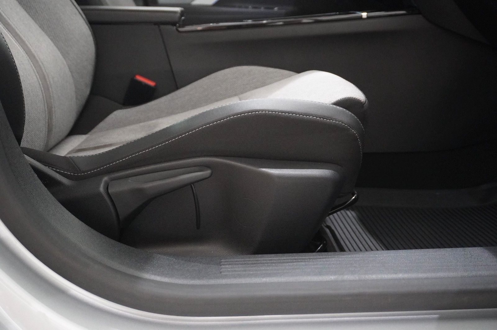 Fahrzeugabbildung Opel Astra L Lim. 1.6 HYBRID ELEGANCE NAVI/LED/KAMERA