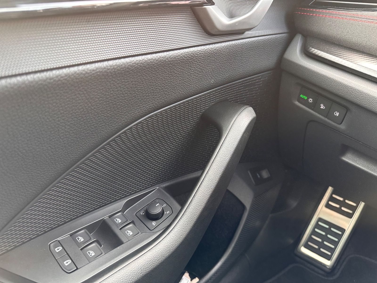 Fahrzeugabbildung SKODA Octavia RS Combi 2.0 TSI Pano/360°/Matrix/ACC