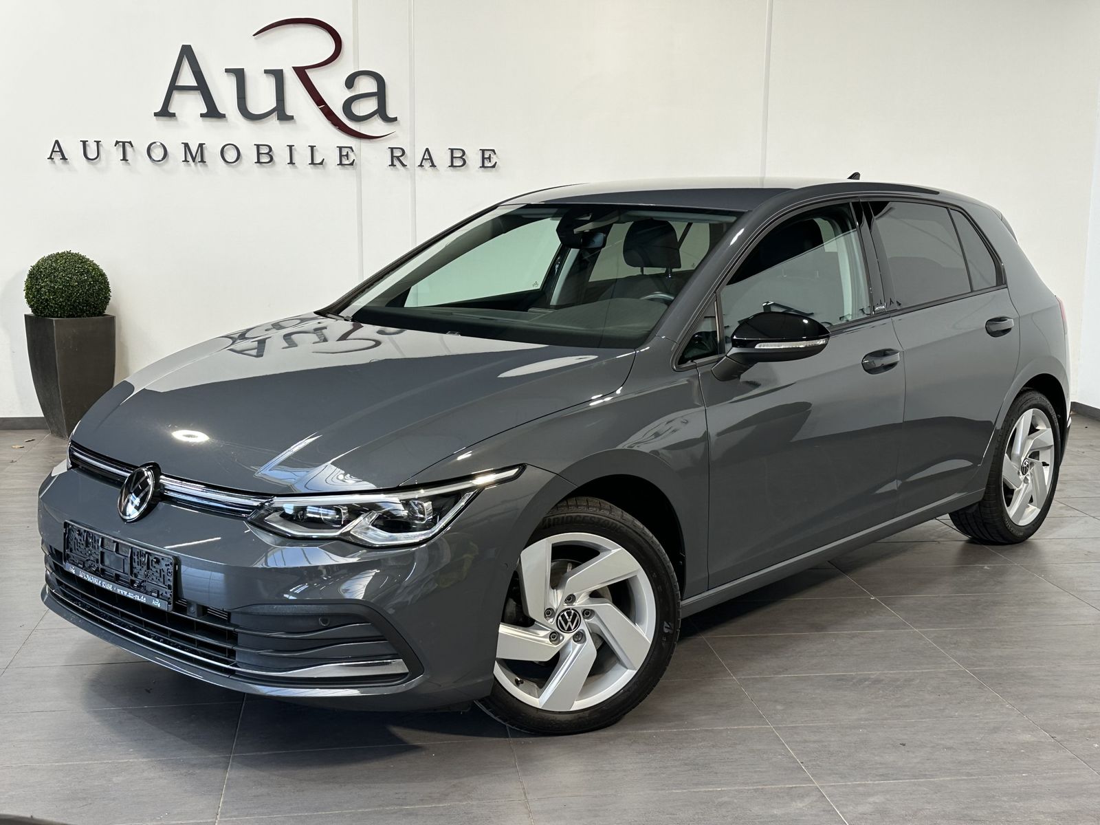 Fahrzeugabbildung Volkswagen Golf VIII 1.5 eTSI Active NAV+LED+PLA+17ZOLL+1HD