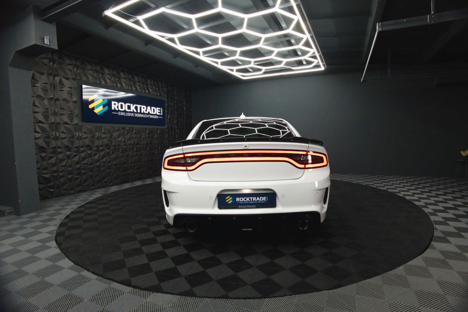 Fahrzeugabbildung Dodge Charger 3.6 4x4 SRT WIDE BODY ANGRY PANDA | LED