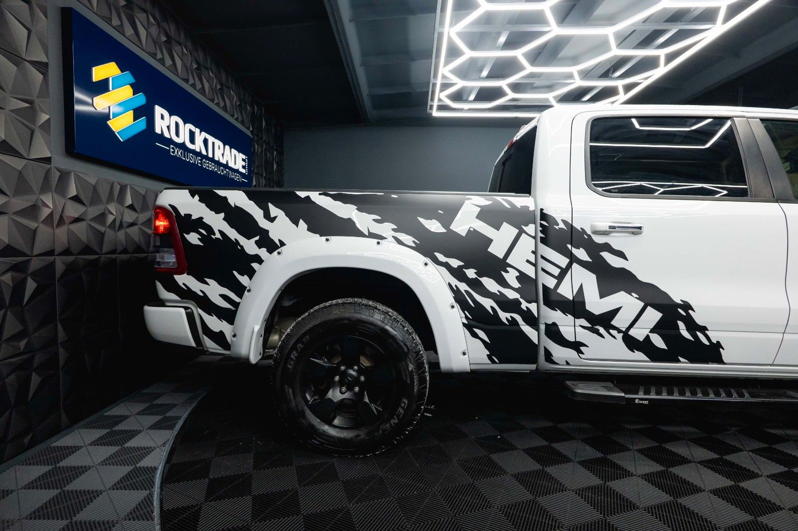 Fahrzeugabbildung Dodge RAM 5.7 V8 HEMI 4x4 OFFROAD LONGBED Night-Paket