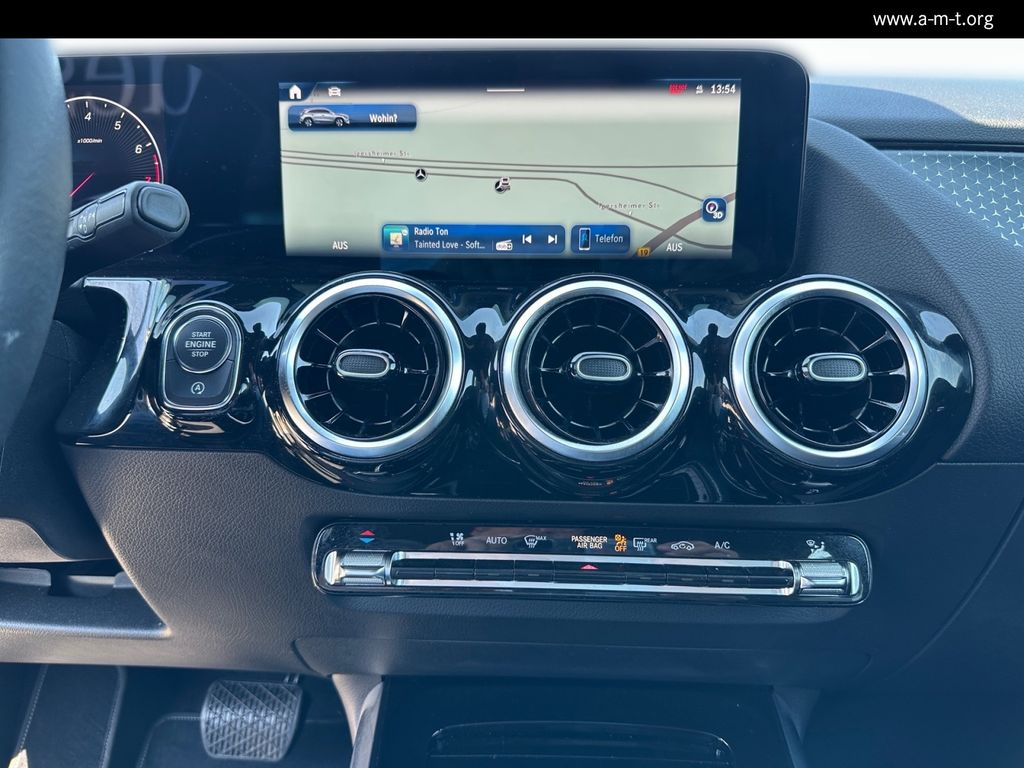 MERCEDES-BENZ GLA 200