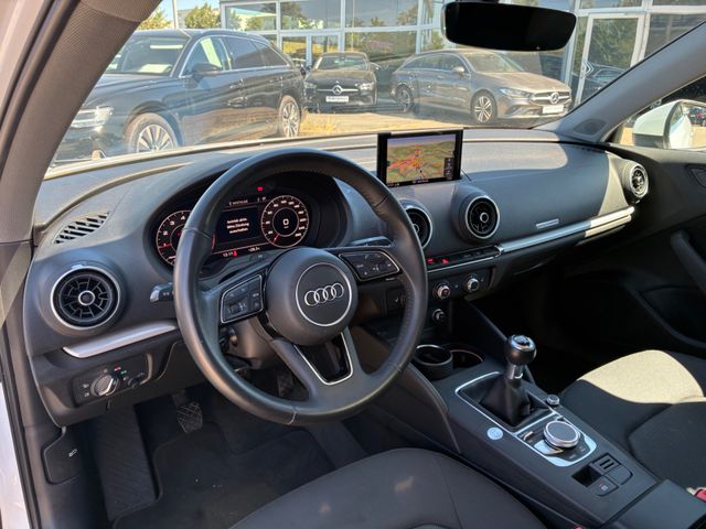 Fahrzeugabbildung Audi A3 Limo 35 TFSI >S Line/PANO/NAV/LED/Sitzheiz<