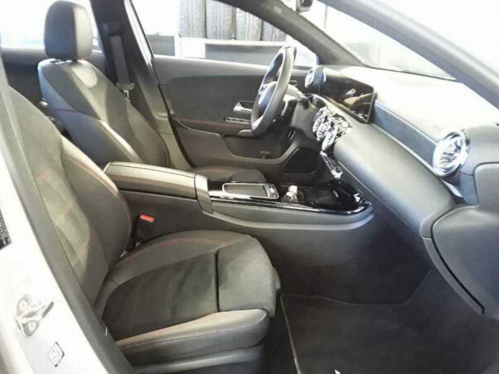 Fahrzeugabbildung Mercedes-Benz A200 Limo AMG Prem DISTR Pano AHK Memo LED KeyGo