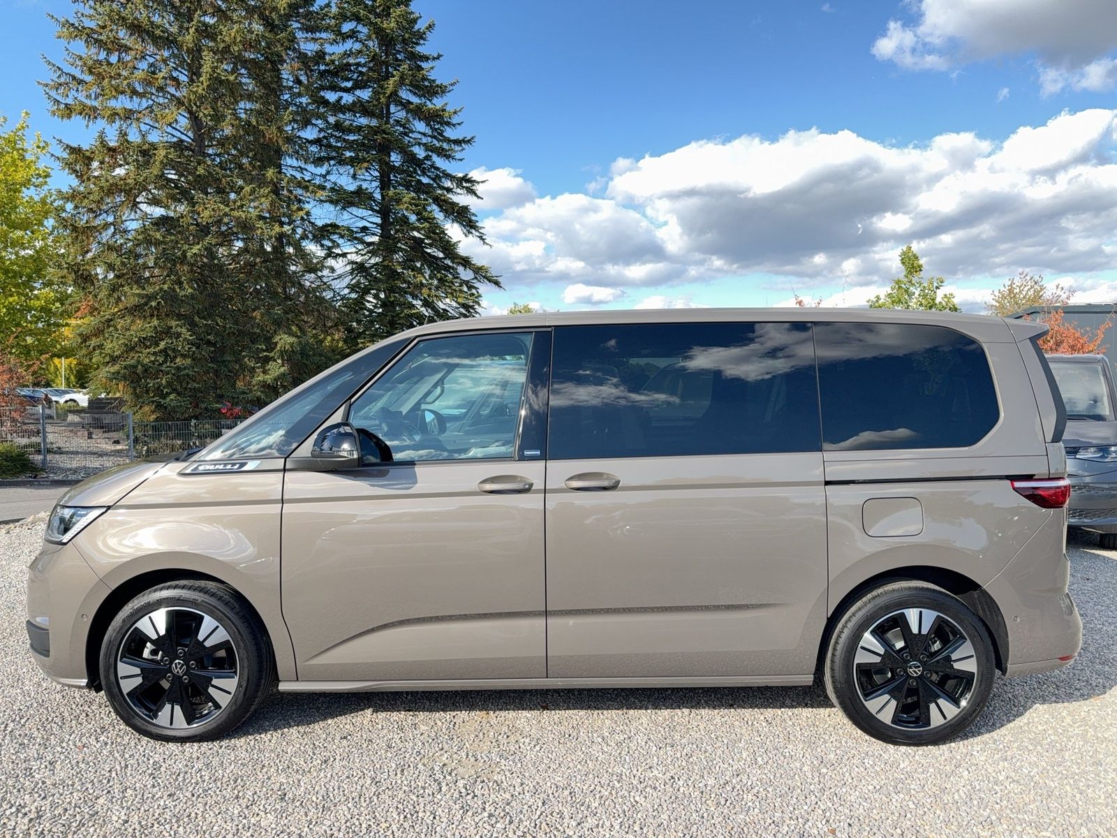 Volkswagen T7 Multivan 1.5 l eHybrid 4M 7 Sitzer 360 ACC imagem 3