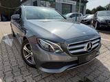 Mercedes-Benz E 200 T AVANTGARDE NAVI KAMERA LED SCHECKHHEFT - Mercedes-Benz E 200 mit Benzin-Antrieb: Grau, Kombi