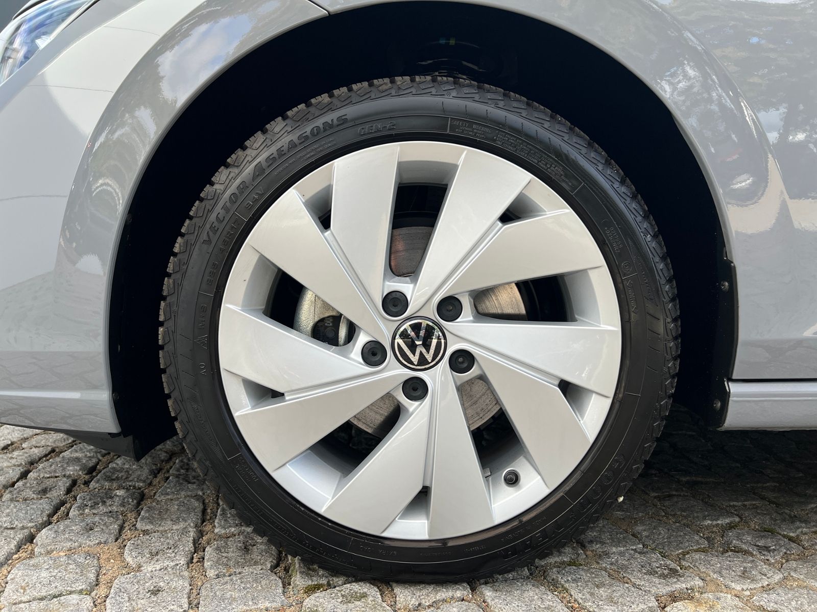 Fahrzeugabbildung Volkswagen Golf VIII Variant Style 1.5 eTSI DSG *LED, ergoA
