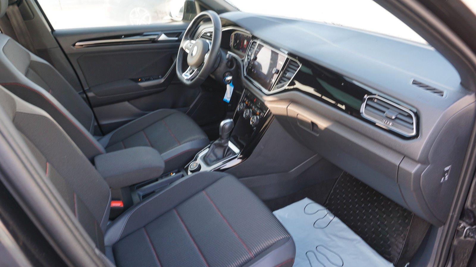Fahrzeugabbildung Volkswagen T-Roc Sport 4Motion, Kamera, Navi, Pano, Black