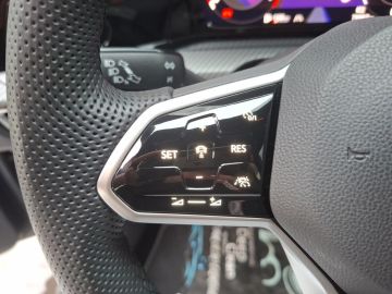 Volkswagen Golf R-Line 1.5 TSI °LED°ACC°Navi°SHZ°PDC°