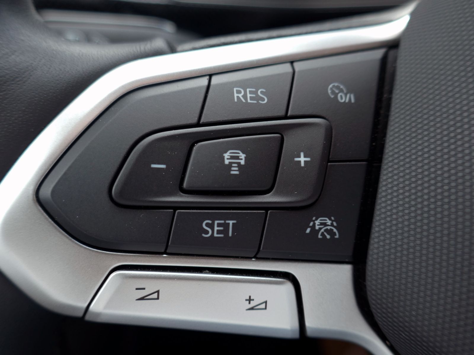 Fahrzeugabbildung Volkswagen T-Cross R-Line 1.0 TSI | LED PDC ACC Navi App