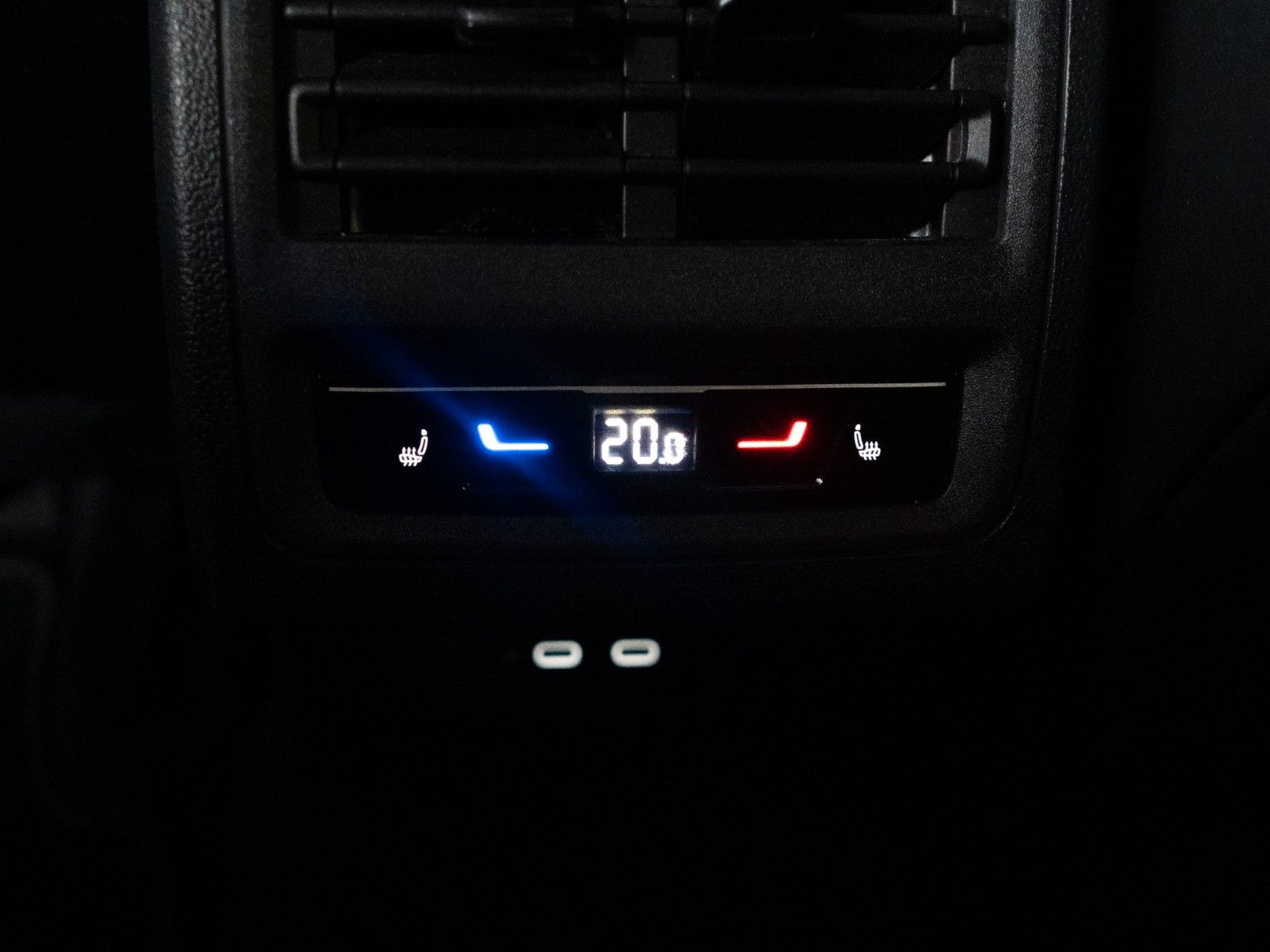 Fahrzeugabbildung Volkswagen Golf VIII Lim. R-Line eTSI AUTOM./STANDHZG./IQ-L