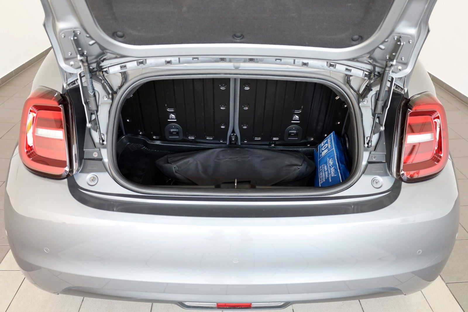 Fahrzeugabbildung Fiat 500e Icon Navi,Kamera,Panorama,8 fach bereift