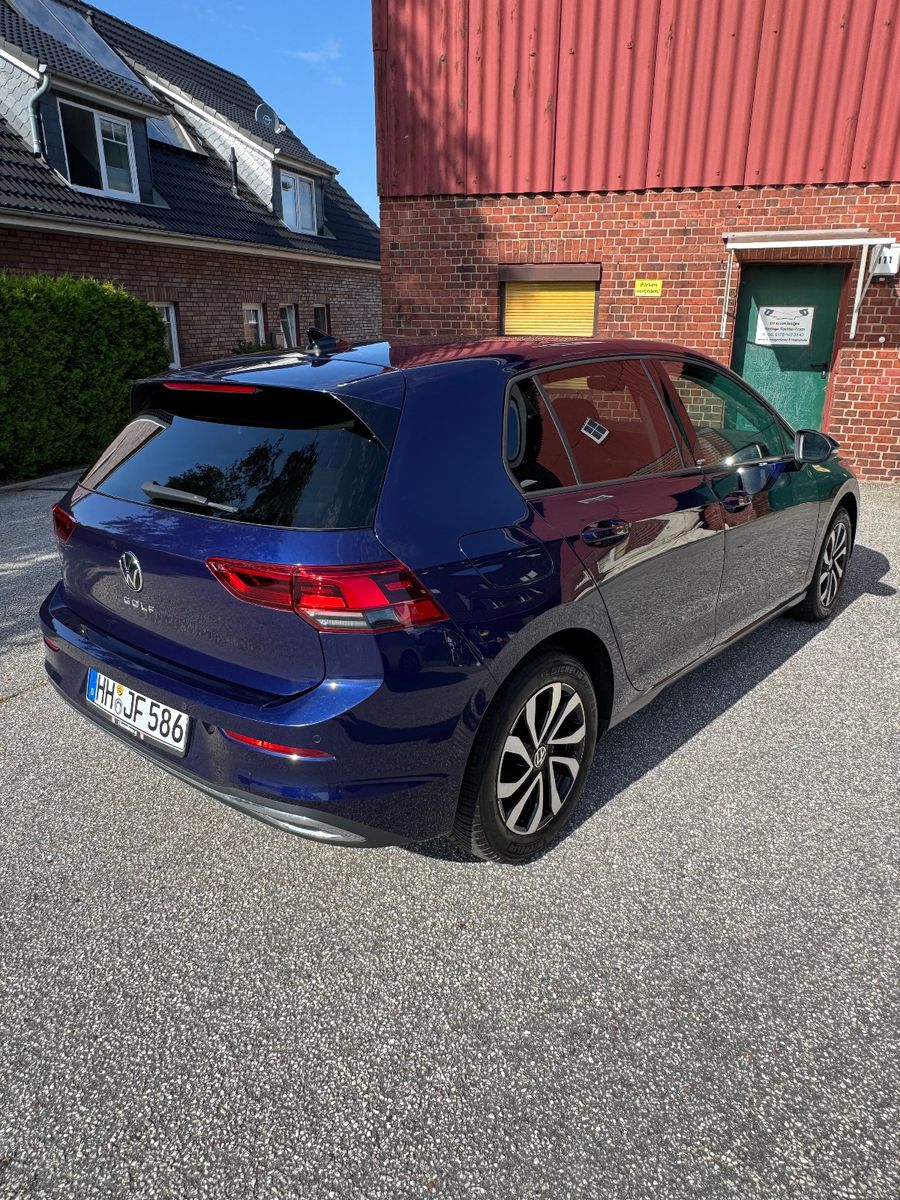 Fahrzeugabbildung Volkswagen Golf VIII Lim. Active mit Neuwagengarantie