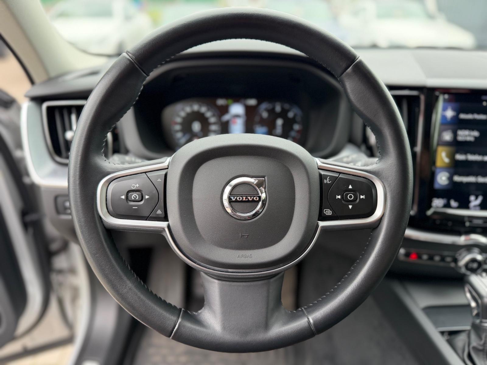 Volvo XC60 Momentum Pro*LEDER*ACC*LED*SENSUS*APPLECAR