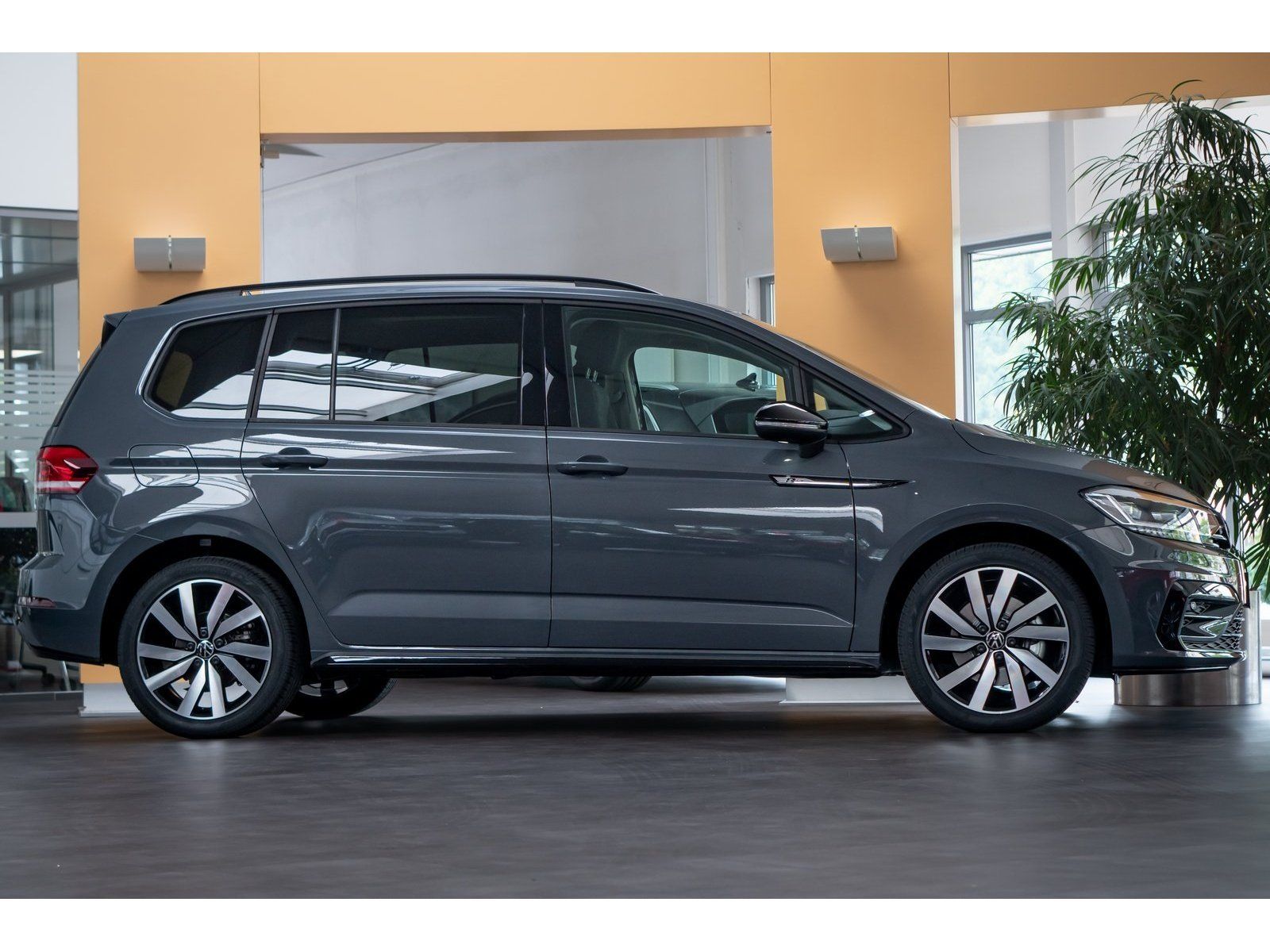 Fahrzeugabbildung Volkswagen Touran Highline R-Line TSI DSG *AHK*Standhzg*7-S