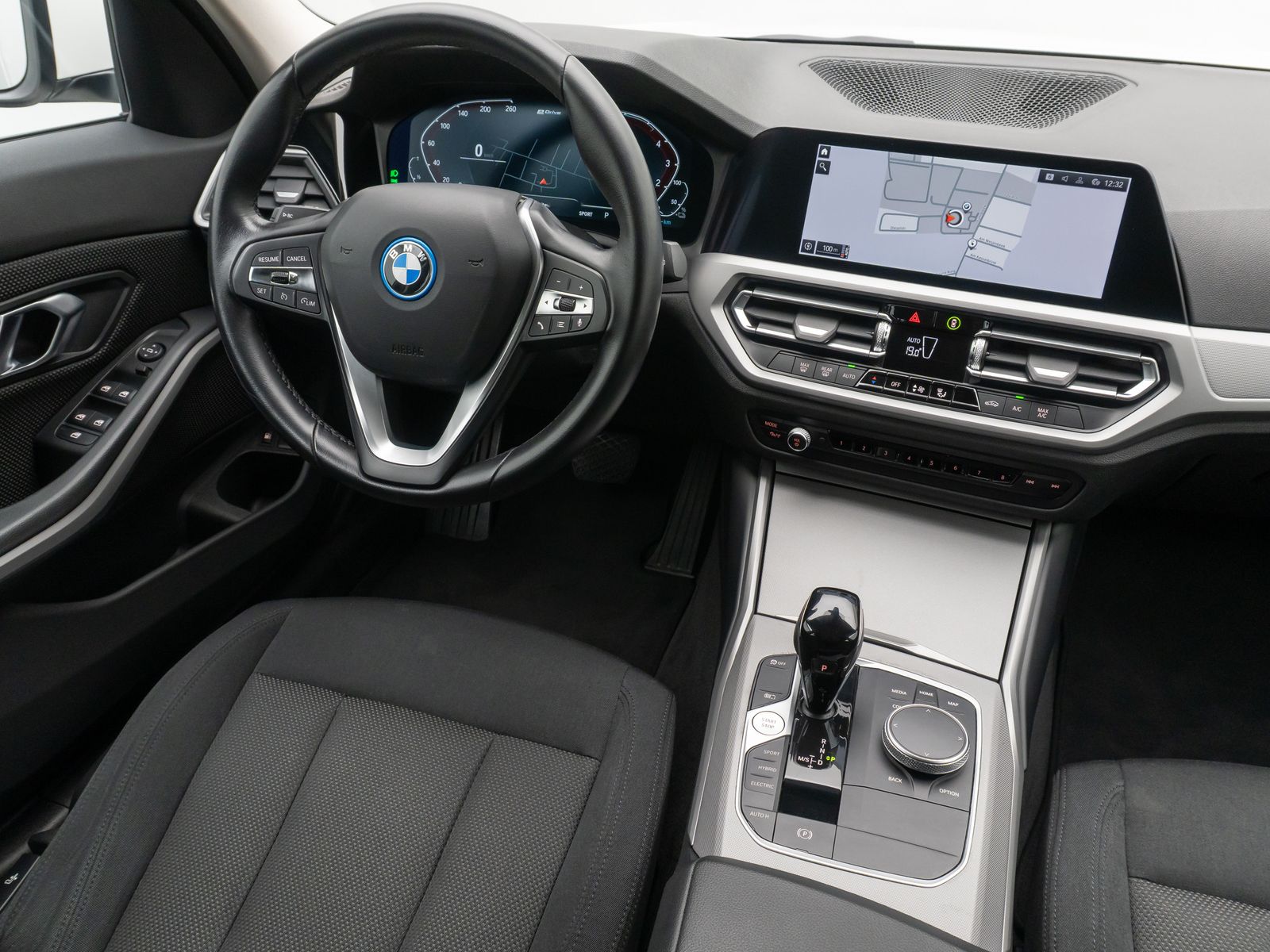 Fahrzeugabbildung BMW 320e  DAB CockPitPro Alarm Geschwindigkeitsreg