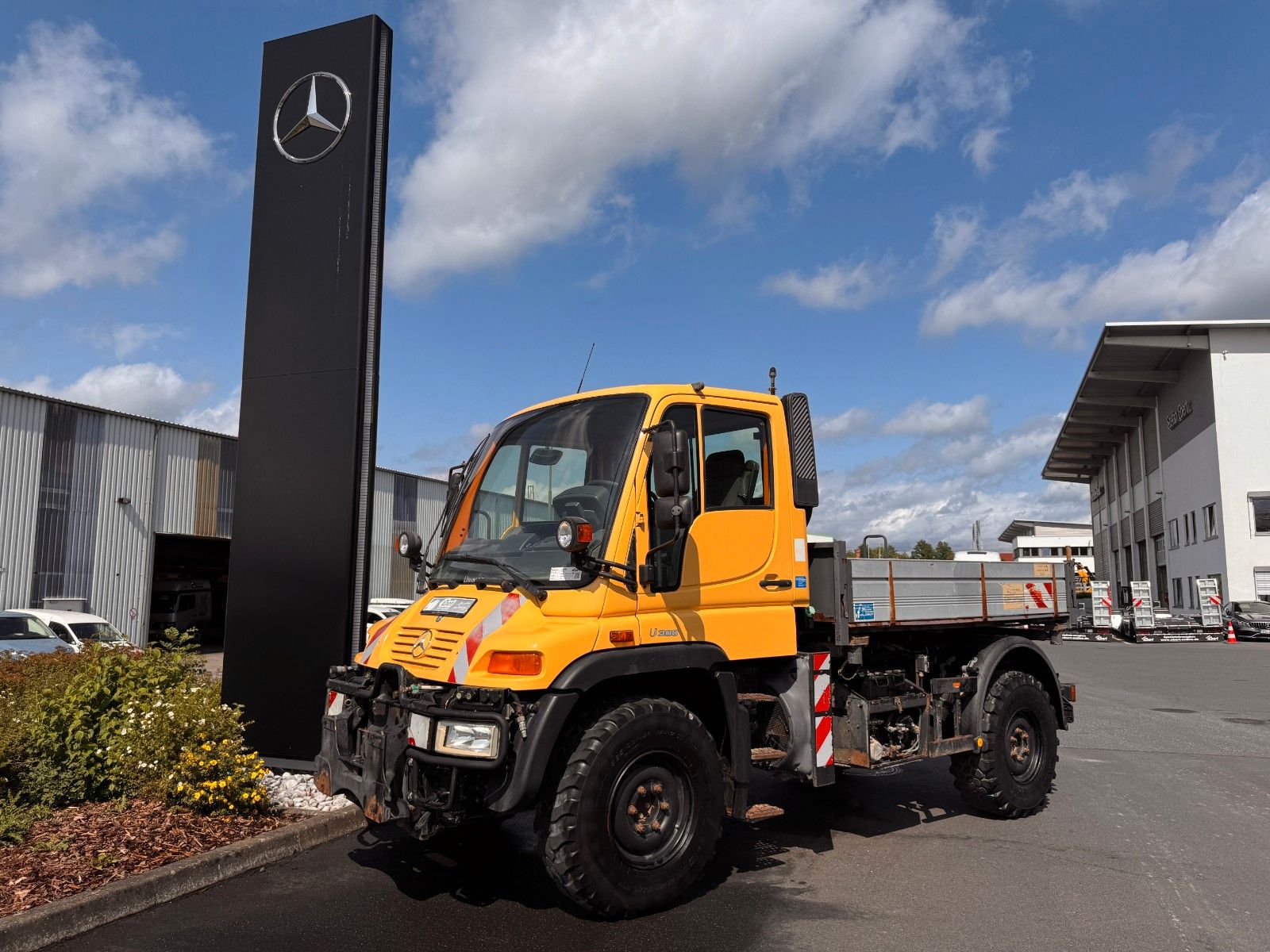 Fahrzeugabbildung Mercedes-Benz Unimog U300 4x4 Vario-Pilot