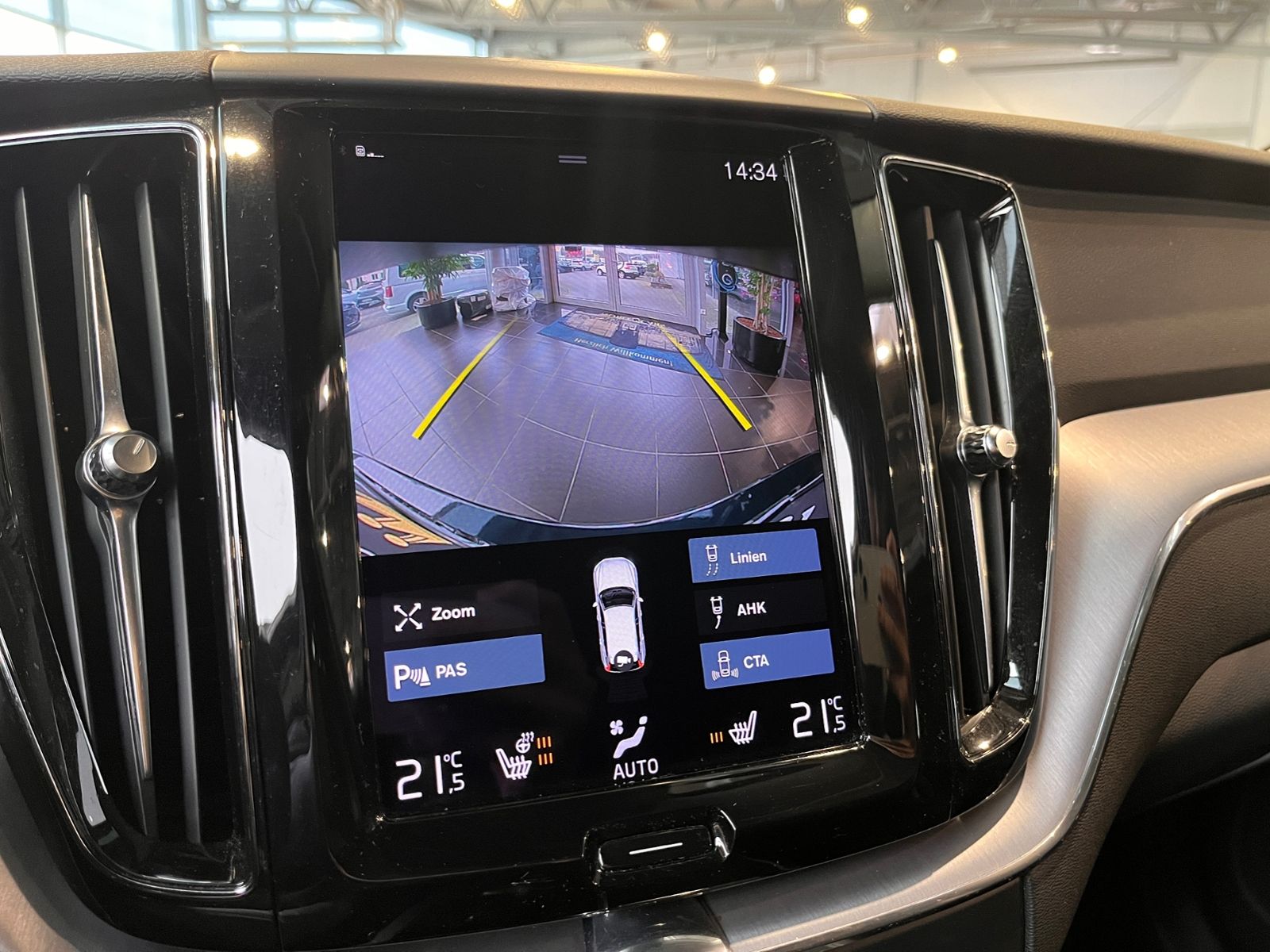 Fahrzeugabbildung Volvo XC60 Momentum Pro 2WD AHK LED NAV RFK 18"