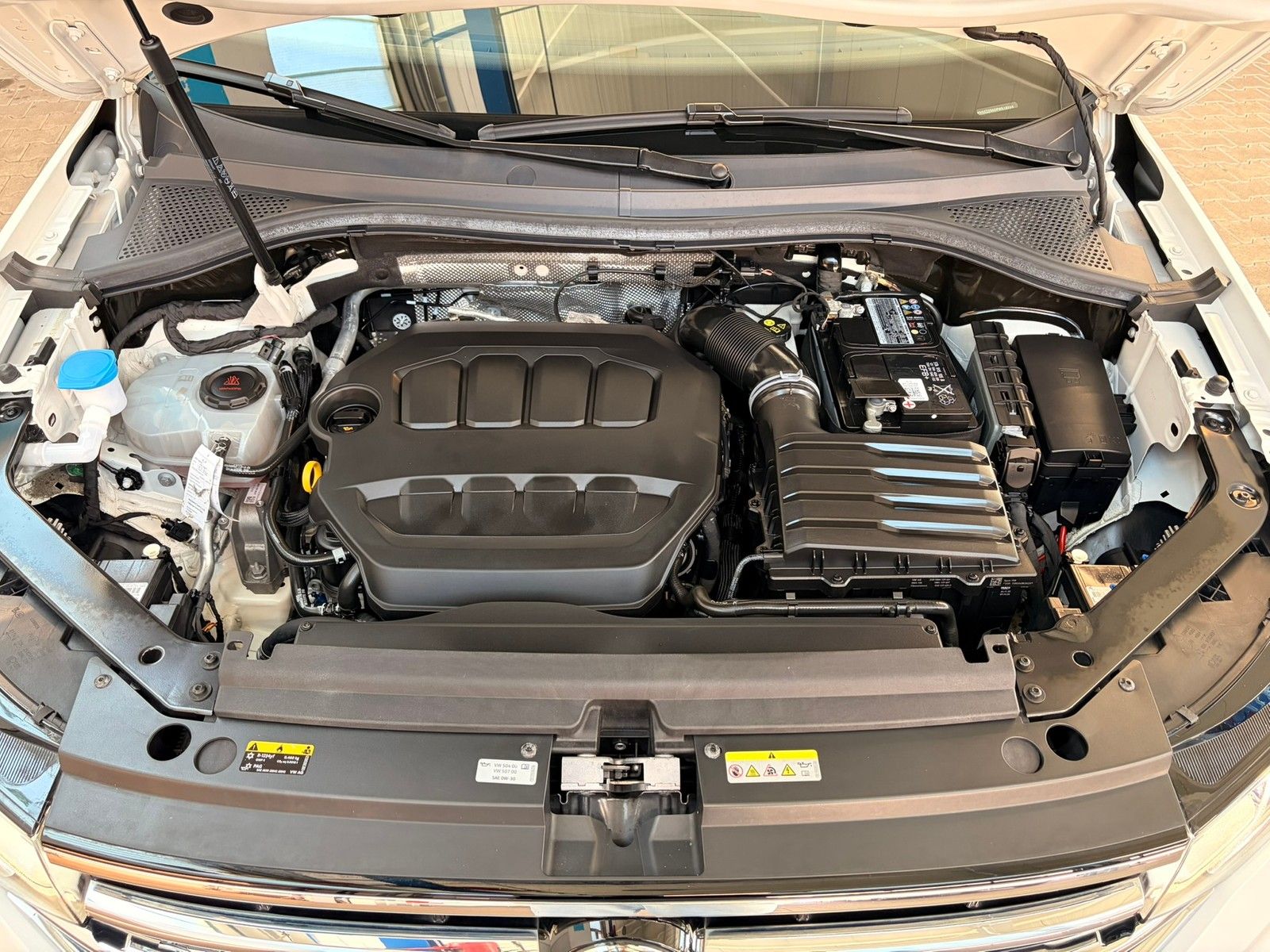 Fahrzeugabbildung Volkswagen Tiguan R 2,0 TSI DSG 4-Motion +AHK + Navi +Leder