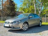 Volkswagen Passat Lim. Aut. NUR70tkm|KLIMA*TEMP*PDC*AHK* - Volkswagen Passat aus 2012